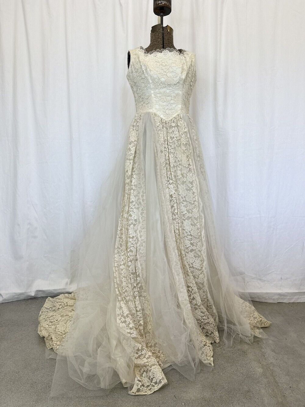 Women's Medium Wedding Dress Ivory Lace and Cream Tulle Vintage 1950 Bridal Gown